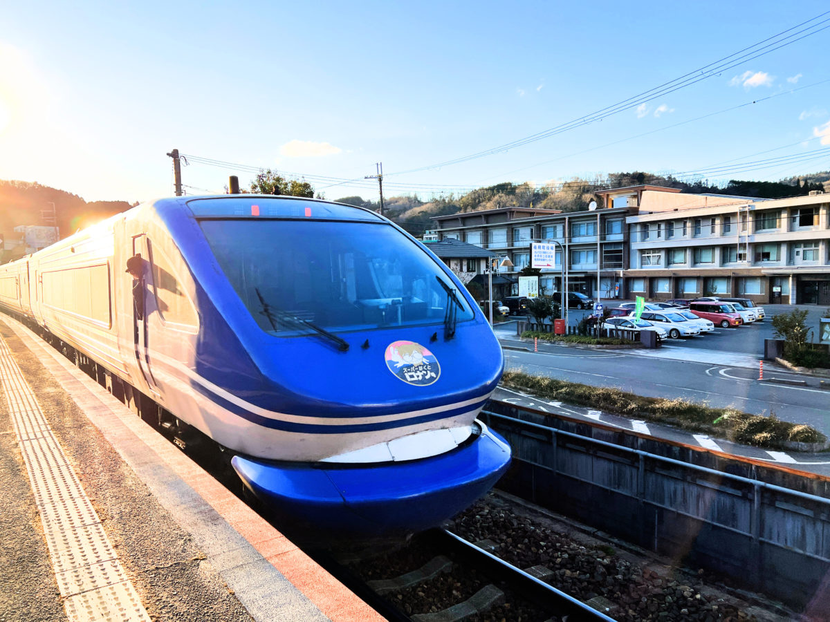 智頭急行 スーパーはくと コナン号と佐用町役場